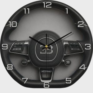 Pode incluir: Um relógio de parede circular concebido para se assemelhar a um volante preto de Bugatti Chiron. O mostrador apresenta números prateados de 1 a 12, ponteiros pretos para horas e minutos e o logótipo Bugatti ao centro. O aro tem textura.