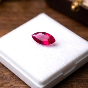 Rubino sintetico sfaccettato a taglio marquise da 12 x 6 mm / Cabochon di rubino rosso sintetico sfuso, ideale per la creazione di gioielli fai da te, l'avvolgimento di fili e l'incastonatura di anelli.