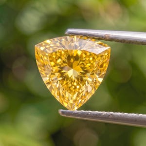 Moissanite giallo oro taglio trilione 4 x 4 mm, gemma sciolta, coppia di moissanite VVS giallo fantasia sfaccettata per la creazione di gioielli con anelli, venditore statunitense