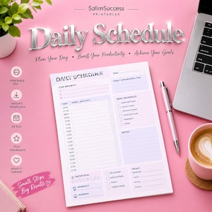 Könnte beinhalten: Ein weißer Tagesplaner mit violetten Akzenten, der Abschnitte für Prioritäten, Ziele, stündliche Zeitfenster von 06:00 bis 21:00 Uhr, Wasseraufnahme, Mahlzeitenplanung und Notizen enthält, platziert auf einer rosa Oberfläche mit einem Stift.