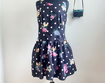 Medium Petite Vintage Polka Dot Kleid: Schwarz und Weiß Rosa Blau Gelb Floral Drop Taille 1980er Jahre