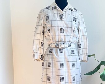 Klein-mittelgroßes Vintage 1950er Baumwollhemdkleid: Weiß mit schwarzen und weißen Karomustern und Gürtel