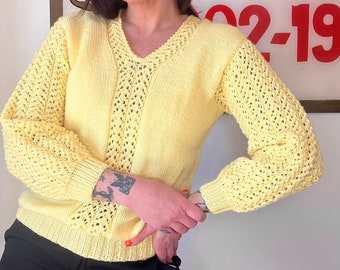 Petit pull tricoté main vintage : tricot jaune au crochet