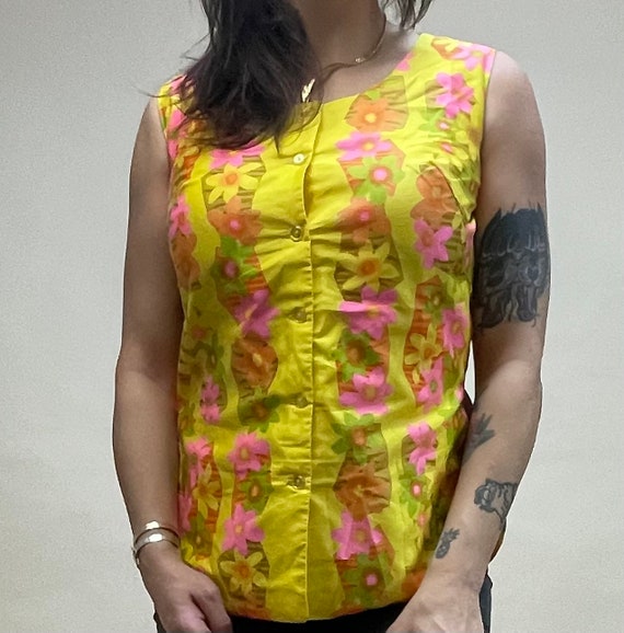 Medium Vintage Hawaiian Shirt : Yellow Floral Sle… - image 8