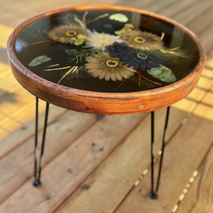 Tavolino personalizzato in resina epossidica con decorazioni floreali.