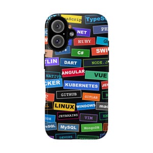 Op de afbeelding: Een zwarte smartphonehoes met een collage van kleurrijke rechthoekige labels met witte tekst die verschillende programmeertalen, softwaretools en technologieplatforms weergeven, waaronder JavaScript, Ruby, C#, Angular, Kubernetes en Linux.