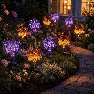 Puede incluir: Una colección de estacas solares para jardín con diseños iluminados de mariposas y flores en tonos morados y naranjas. Cada estaca incluye un pequeño panel solar en la base, con finas ramas de alambre que se extienden hacia arriba con luces brillantes.