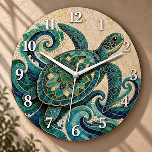 Könnte beinhalten: Eine runde Wanduhr mit einer Mosaik-Illustration einer Meeresschildkröte, die durch wirbelnde blaue und türkisfarbene Wellen schwimmt. Der Hintergrund hat eine beige rissige Textur und das Zifferblatt zeigt weiße Zahlen von 1 bis 12.