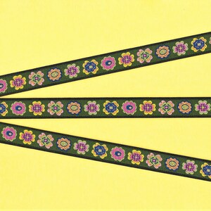 Cinta de jacquard FLORAL B-62-A con ribete de poliéster de 1/2" de ancho (13 mm), fabricada en Francia, fondo verde oliva con pequeñas flores multicolores