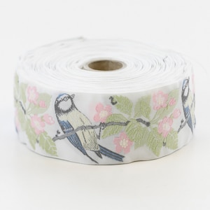 KAFKA H-12/01 Jacquard Ribbon Woven Organic Cotton Trim 1-1/2" de largura (40 mm) Branco com pássaros azuis e amarelos, flores de cerejeira rosa