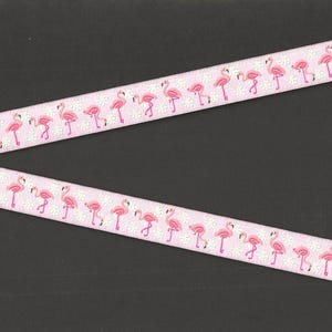 ANIMAIS/Pássaros C-23-C Jacquard Ribbon Poly Trim 5/8" de largura (16 mm) da França, fundo rosa claro com flamingos rosa, flores brancas