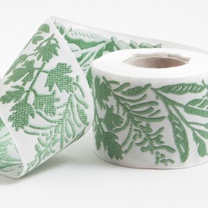 Cinta de jacquard tejida de algodón orgánico KAFKA G-23/03 de 1-1/4" de ancho (32 mm) con fondo blanco y hierbas verdes, estilo campestre francés