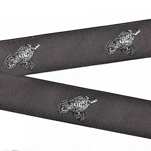 ANIMAIS/Pássaros G-03-A Fita Jacquard de Poliéster Guarnição 1-1/4" de largura (32 mm) Fundo Marrom Escuro com Faisões, Patches, Apliques