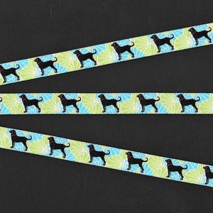 ANIMALES/Perros B-06-A Cinta de jacquard con borde de poliéster de 1/2" de ancho (13 mm) Fondo de conchas marinas color lima y turquesa con labradores negros