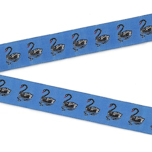 ANIMAIS/Pássaros E-22-A Fita Jacquard Tecido Poliéster Guarnição 7/8" de largura (22 mm) Fundo Azul com Cisnes Pretos, Bicos Vermelhos