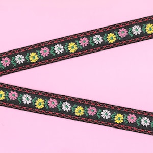 BLOEMEN D-16-E jacquardlint katoenen rand 3/4" breed (20 mm) VINTAGE zwart met gele, roze en felroze bloemen, groene bladeren, rode accenten