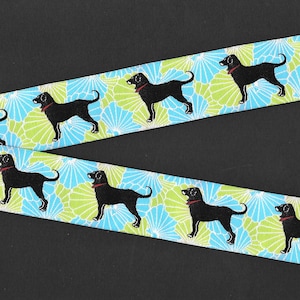 ANIMALES/Perros G-03-A Cinta de jacquard con ribete de poliéster, 1-1/8" de ancho (28 mm) Conchas marinas color lima/turquesa con labradores negros con collares rojos
