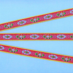 GEOMETRIC B-24-A Jacquard-Band-Polyesterbesatz 9/16 "breit (14 mm) Roter Hintergrund, Limettenränder mit Blau, Grün & Orange Medaillon-Motiv