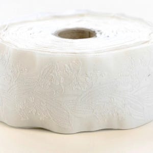 KAFKA H-02/30 ruban jacquard tissé coton biologique 1-1/2" de large (38 mm) mariage fond blanc w/muguets blancs en relief