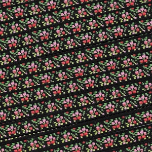 Cinta de poliéster jacquard FLORAL A-05-B de 5/16" de ancho, fabricada en Francia, negra con flores rosas y rojas, hojas verdes abigarradas