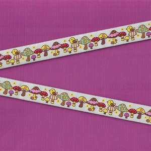 ANIMAIS/Pássaros C-09-A Jacquard Ribbon Poly Trim 5/8" de largura (16 mm) Branco com pássaros amarelos em cogumelos multicoloridos brilhantes