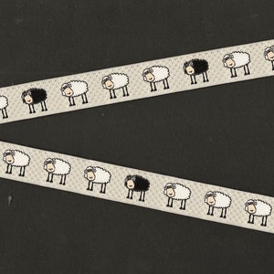 ANIMALES/Granja C-10-A Cinta de jacquard con ribete de poliéster de 5/8" de ancho (16 mm) Fabricada en Francia, fondo de tablero de ajedrez beige con ovejas blancas y negras
