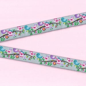 ANIMAIS/Pássaros C-20-A Jacquard Ribbon Poly Trim 5/8" de largura (16 mm) Fundo cinza claro com pássaros rosa, azul e lilás em um galho, casas de pássaros rosa