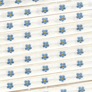 KAFKA A-03/02 Ruban jacquard en coton biologique tissé 10 mm (7/16 po.) de large, fond ivoire, fleurs bleus et jaunes myosotis