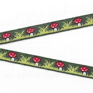 Ruban jacquard C-03-B ENFANTS bordure en poly 5/8 po. de large (16 mm) champignons vénéneux rouges avec mini pois blancs sur vert olive