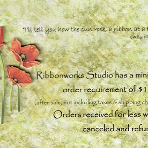 Puede incluir: Un fondo texturizado verde y marr&oacute;n con una cita de Emily Dickinson: "Te dir&eacute; c&oacute;mo sali&oacute; el sol, una cinta a la vez." La cita est&aacute; en texto negro.  Debajo de la cita hay un dise&ntilde;o de flor de amapola roja.  El texto "Ribbonworks Studio tiene un pedido m&iacute;nimo de 10,00 &euro; (despu&eacute;s de la venta, sin incluir impuestos y gastos de env&iacute;o) Los pedidos recibidos por menos ser&aacute;n cancelados y reembolsados" est&aacute; en texto negro.