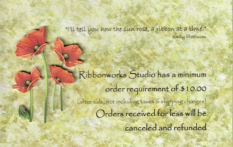 Puede incluir: Un fondo texturizado verde y marr&oacute;n con una cita de Emily Dickinson: "Te dir&eacute; c&oacute;mo sali&oacute; el sol, una cinta a la vez." La cita est&aacute; en texto negro.  Debajo de la cita hay un dise&ntilde;o de flor de amapola roja.  El texto "Ribbonworks Studio tiene un pedido m&iacute;nimo de 10,00 &euro; (despu&eacute;s de la venta, sin incluir impuestos y gastos de env&iacute;o) Los pedidos recibidos por menos ser&aacute;n cancelados y reembolsados" est&aacute; en texto negro.