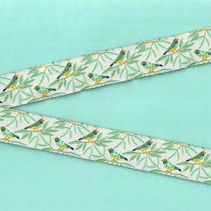 ANIMAIS/Pássaros E-27-A Jacquard Ribbon Poly Trim 7/8" de largura (22 mm) Fundo marfim com pássaros azul-petróleo e amarelo em galhos com folhas