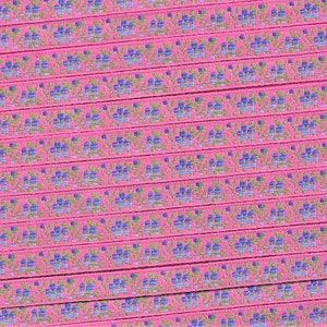 Cinta de jacquard FLORAL A-05-C con ribete de poliéster de 5/16" de ancho, fabricada en Francia, fondo rosa brillante con flores azules abigarradas y hojas verdes