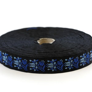 KAFKA D-04/02 Fita Jacquard Tecido Algodão Orgânico Acabamento 3/4" de largura (20 mm) Fundo Preto com Flores Azul Céu Azul Royal "Frida"