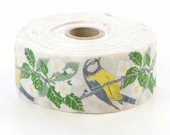 KAFKA H-12/06 Ruban Jacquard en coton biologique tissé 40 mm (1-1/2 po.) de large ivoire avec mésanges bleues et jaunes, fleurs de cerisier blanches