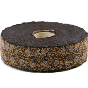 KAFKA F-02/29 ruban jacquard en coton biologique tissé (25 mm) de large, fond marron foncé avec roses sauvages grises et orange, feuilles marron 2 tons