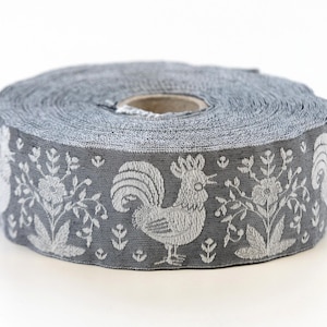 KAFKA G-25/05 Ruban Jacquard en coton biologique tissé 1-5/8" de large (40 mm) Gris avec des coqs blancs, bouquet de fleurs