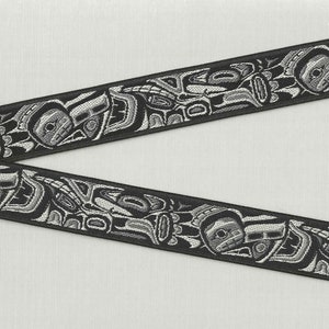 Nastro jacquard NATIVE AMERICAN E-10-A in poliestere, larghezza 7/8" (22 mm), sfondo nero con motivo Tlingit nei toni del grigio