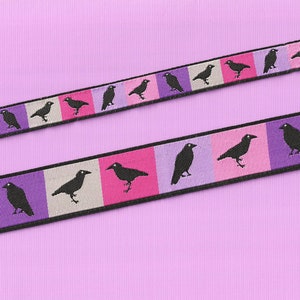 ANIMAIS/Pássaros RDS 21-A Fita Jacquard Poly Trim "Spring Ravens" Blocos rosa e roxo com corvos pretos, opções de largura/comprimento Design DESCONTINUADO