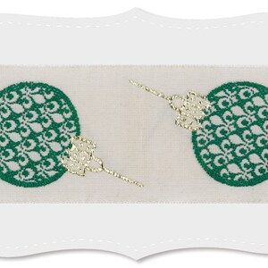 Puede incluir: Cinta blanca con un patr&oacute;n repetido de adornos navide&ntilde;os verdes y dorados. Los adornos son redondos y tienen un dise&ntilde;o detallado.