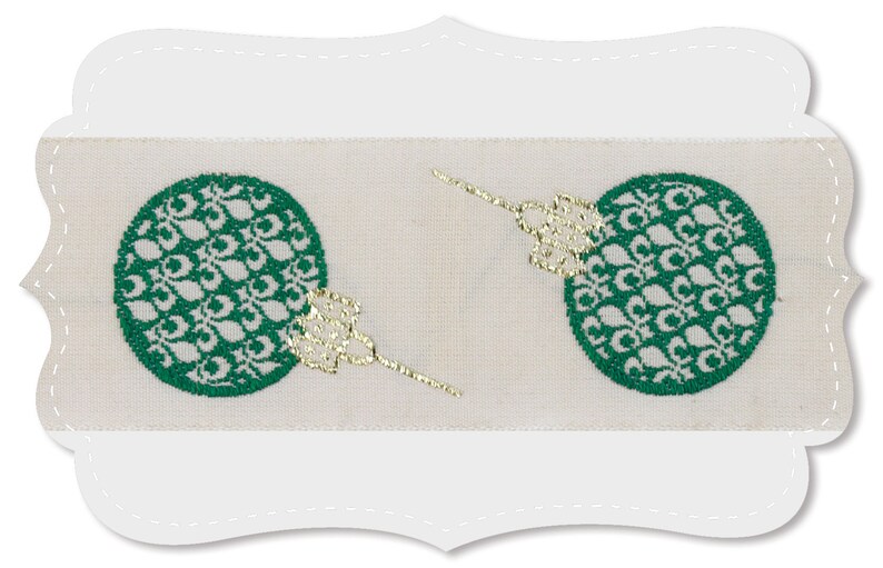 Puede incluir: Cinta blanca con un patr&oacute;n repetido de adornos navide&ntilde;os verdes y dorados. Los adornos son redondos y tienen un dise&ntilde;o detallado.