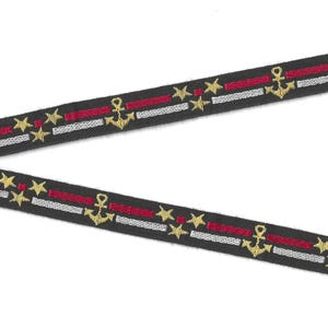 Cinta de algodón jacquard deportiva/náutica C-06-A de 16 mm de ancho (5/8"), fabricada en Francia. Color negro con rayas rojas y blancas, anclas y estrellas amarillas.