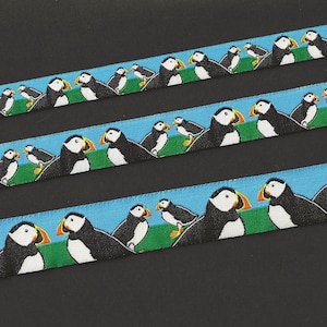 ANIMAUX/Eau RDS 18-A ruban jacquard bordure en poly « Macareux de smoking » noir et blanc avec bec capitonné orange/jaune, largeur/longueur au choix