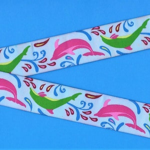 TIERE / Wasser G-14-A Jacquard Band Poly Trim 1-1 / 8 "breite (28 mm) Douglas Paquette, hellblau mit springenden rosa / grünen Delfinen