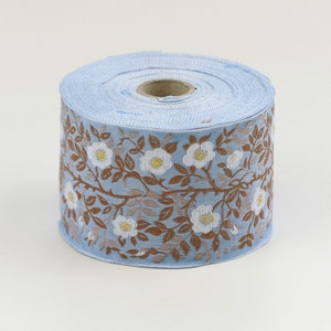 KAFKA L-01/99 Jacquard Ribbon Woven Organic Cotton Trim 2-3/8" de largura (60 mm) Azul-celeste com rosas-cachorro brancas e amarelas, folhas marrons de 2 tons