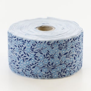 Cinta de jacquard tejida de algodón orgánico KAFKA K-02/23 de 50 mm de ancho (2"), azul con nomeolvides azules y plateados metalizados, hojas azul marino