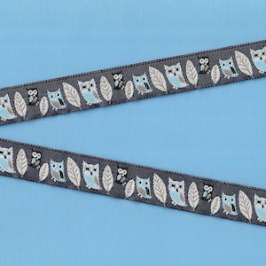 ANIMAIS/Pássaros C-08-B Jacquard Ribbon Poliéster Trim 5/8" de largura (16 mm) Cinza escuro com corujas bege, brancas e azuis, penas brancas