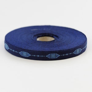 KAFKA A-04/21 Jacquardlint Biologisch katoen geweven rand 7/16" breed (10 mm) marineblauwe achtergrond, hemelsblauwe kleine diamanten en accenten