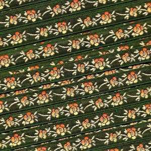 Cinta de jacquard FLORAL A-01-C con ribete de poliéster, 5/16" de ancho, fabricada en Francia, verde con flores abigarradas en marfil y melocotón y tallos verde pálido