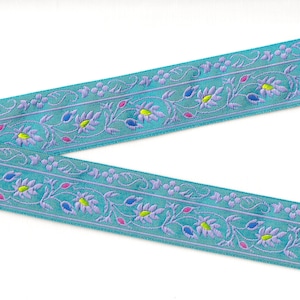 Nastro jacquard FLORAL G-11-F in poliestere, larghezza 1-3/8" (34 mm), prodotto in Francia, blu turchese con volute/foglie/viti lilla, accenti blu/giallo/rosa